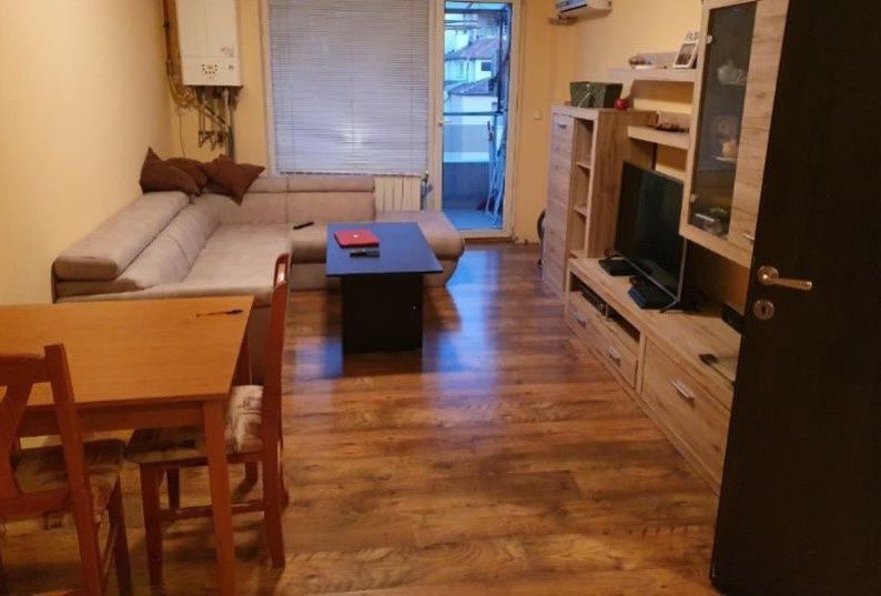 Двустаен апартамент в кв. Света Троица