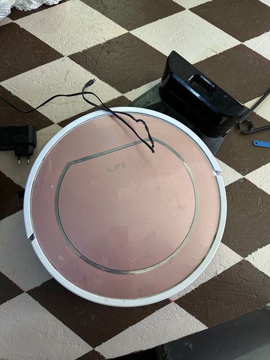 Робот прахосмукачка iLIFE с докинг станция – работеща