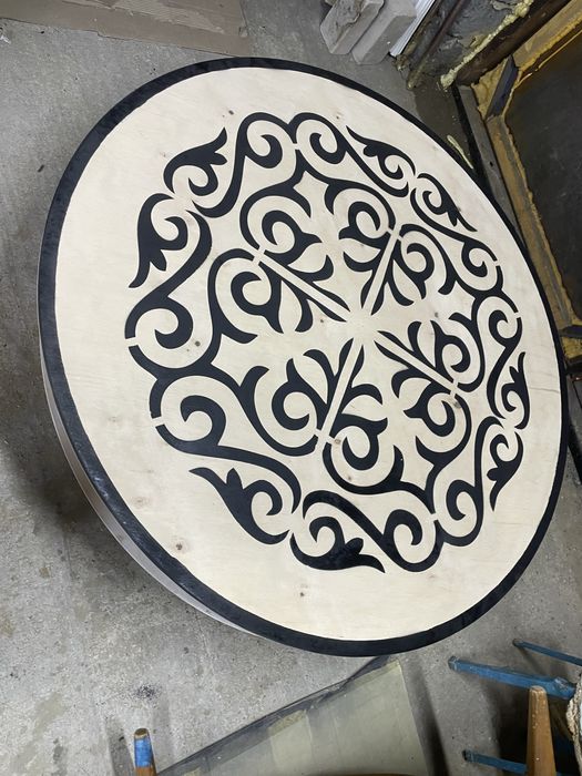 Круглый стол и стулья