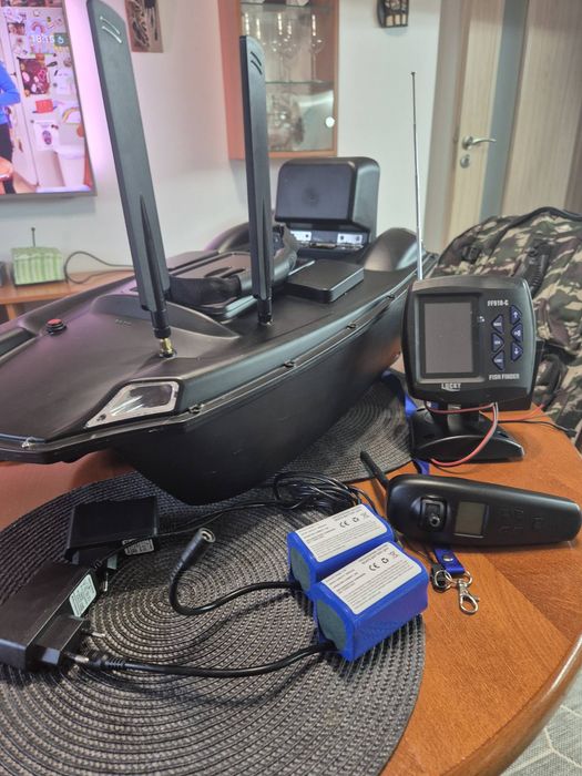 Лодка за захранка Катамаран V888 с вграден сонар