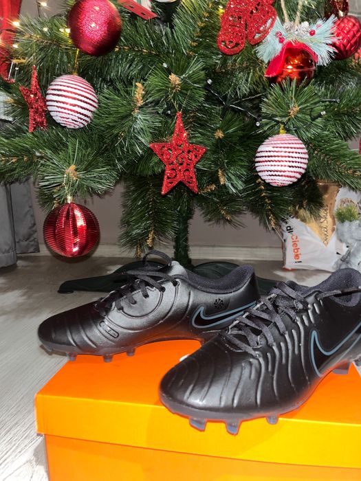 Чисто нови футболни бутонки, пращам ги и с кутията им, номер 49, 100лв