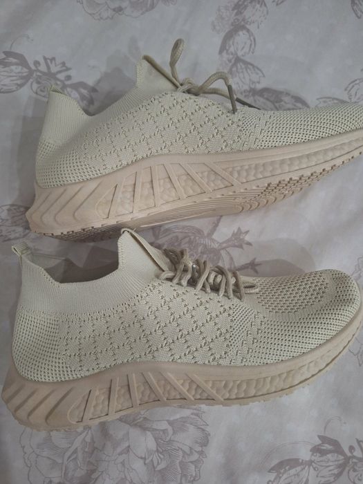 Спортни обувки- еластични