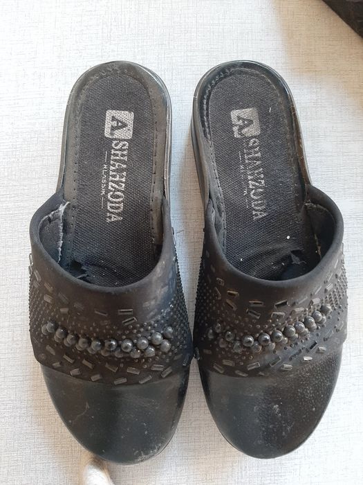 Oyoq kiyimlar sotiladi