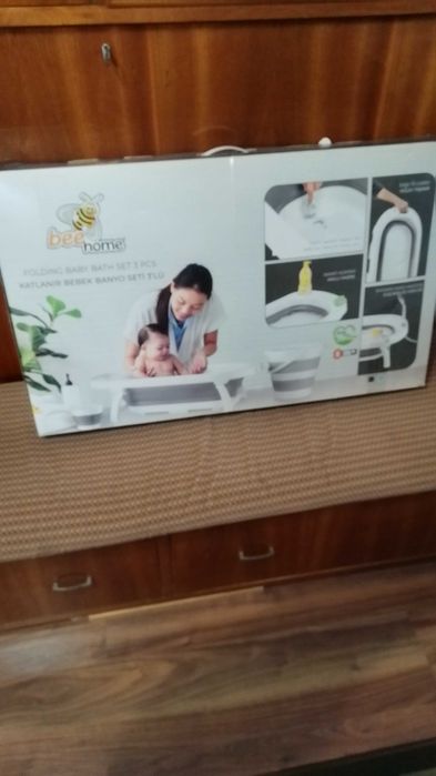 Продавам бебешко корито за къпане комплект и столче за хранене.