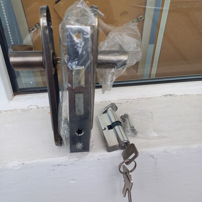 Врезной замок новый