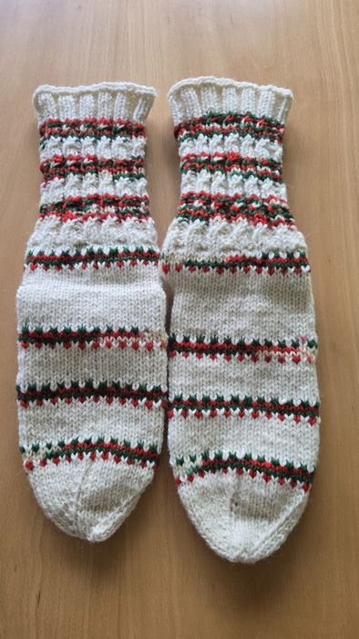 Вълнени чорапи ръчно плетени