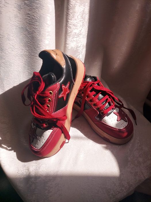 Кроссовки красные со звездами