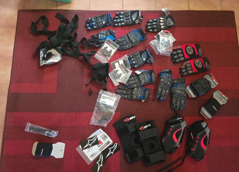 Vând diverse echipamente moto Evs, Leatt, Coronin