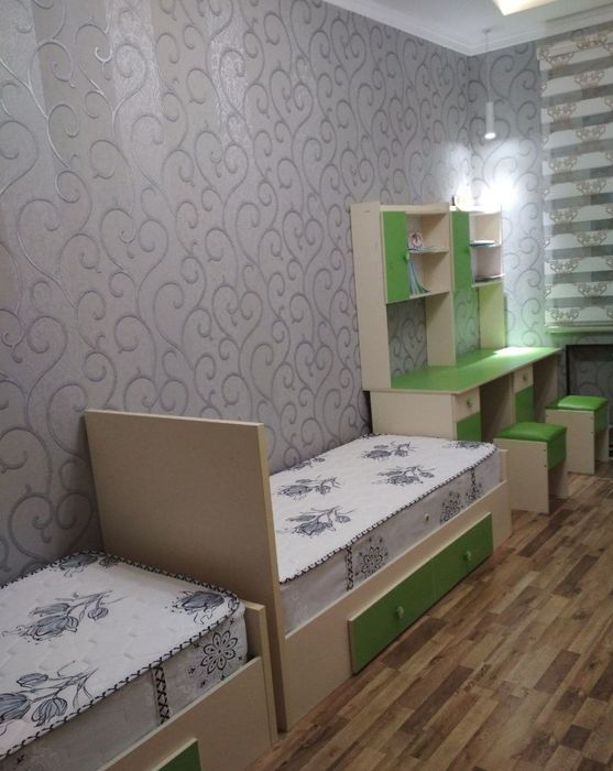 Продаются шкаф,3 кровати и 3 стола.