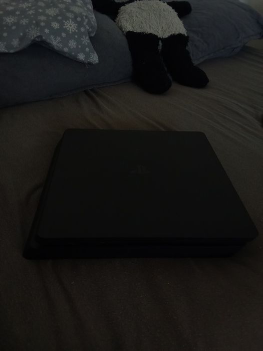 Vând  PlayStation 4 slim urgent!!!
