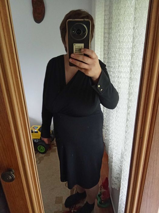 Rochie neagra cu mânecă lung.