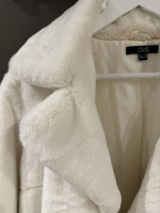 Бяло пухкаво палто OVS размер М-L
