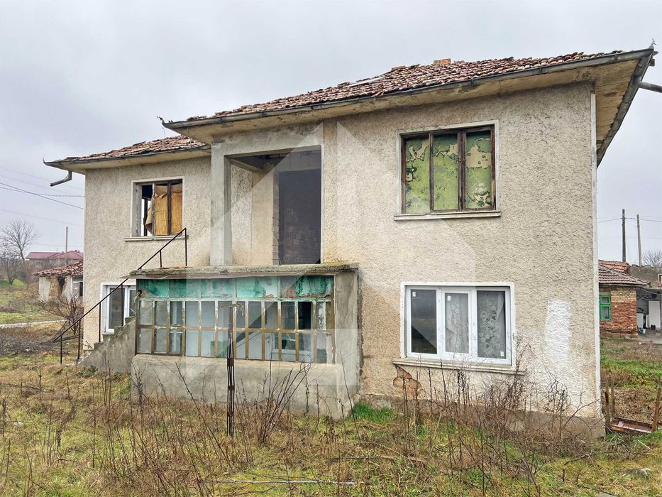ПРОДАВА двуетажна, тухлена КЪЩА на плоча в с. Цани Гинчево, обл. Шумен