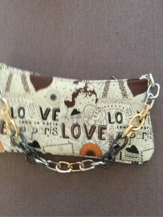 Дамска чанта с ефектна дръжка