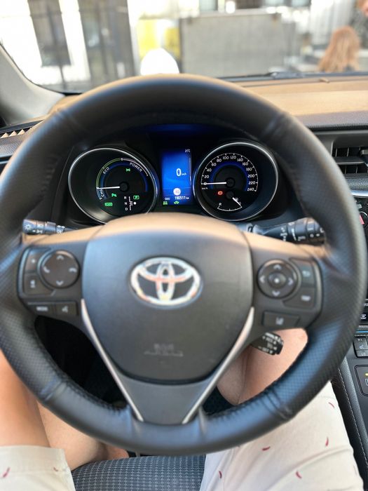 Toyota auris hybrid 2015