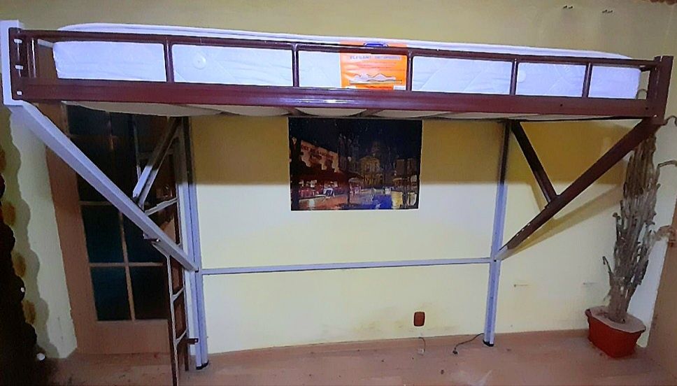 Pat suspendat de perete