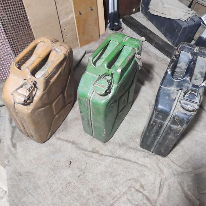 Продам канисры металлические 20л.б,у