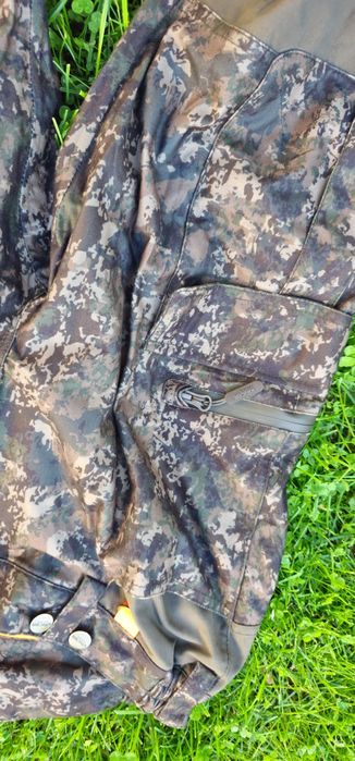 Pantaloni vanatoare impermeabili.