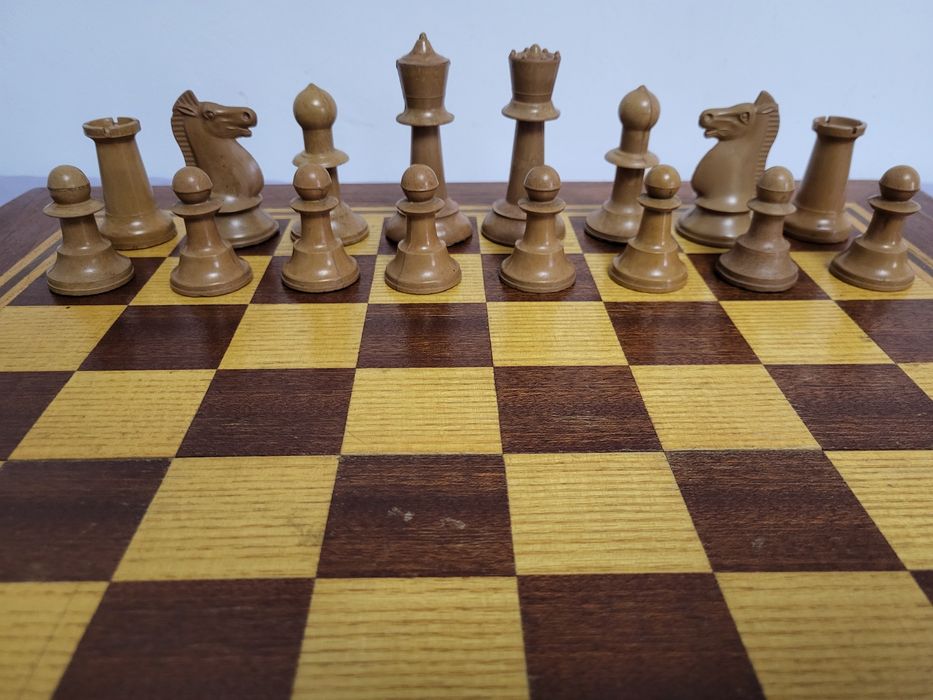 #10 Стар сгъваем дървен шах с табла