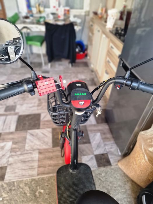 Scuter electric cu pedale cumparat de 4 luni  este înca în garantie factura certificat limitat 25km nu lam delimitat din cauza la garantie pret 20 mil