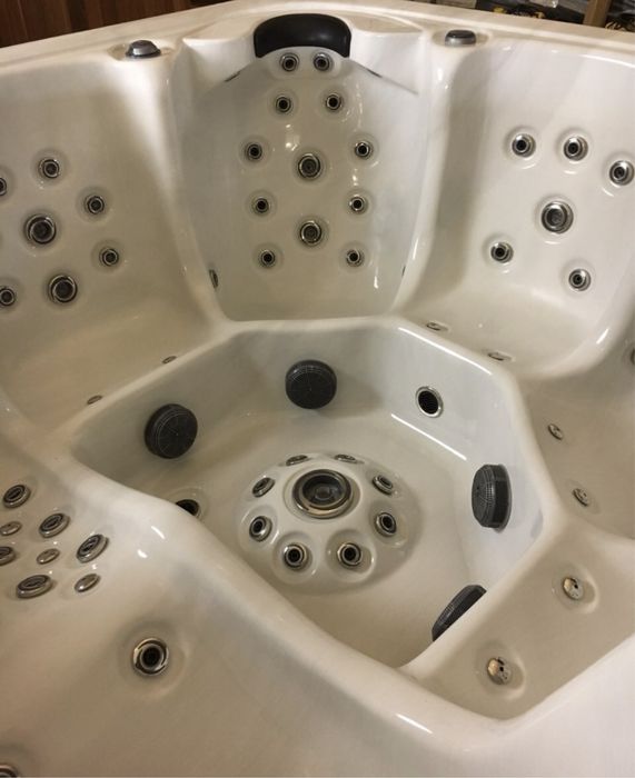 Джакузи  градинско ново  6 места 82 дюзи 2 години гаранция