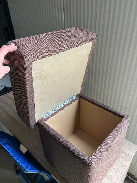 Taburet tapitat cu loc de depozitare