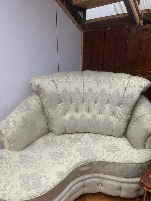 Диван белый, с рисунком