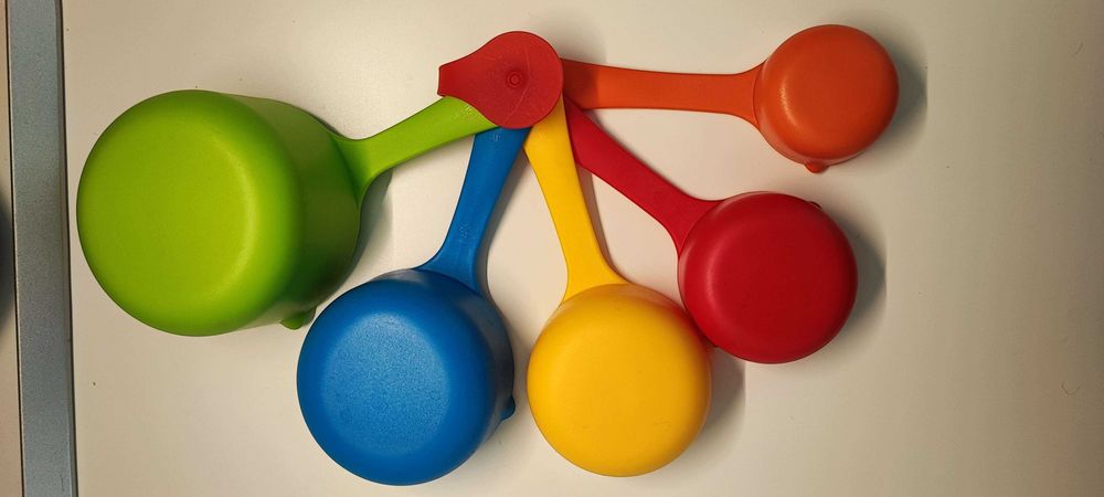 Комплект от 5 пластмасови мерителни чаши, многоцветни