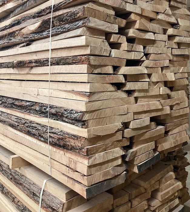 Сух дъбов материал на склад