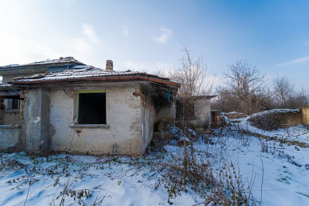 Продавам къща в с. Сушица с 1.2 gka двор, гараж