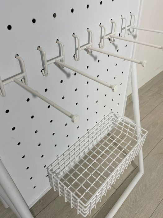 Stand Metalic cu Oglinzi, Agățători Și Coș Inferior; Raft Expozițional