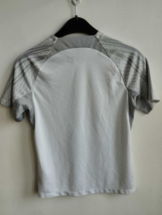 Nike детска тениска за ръст 147-158 . Перфектно състояние.