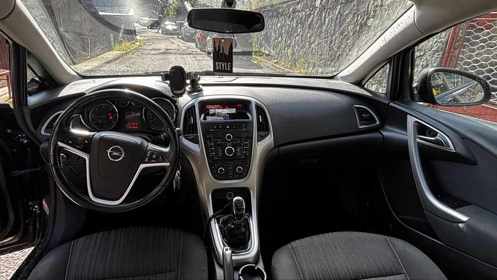 Opel Astra J 2011