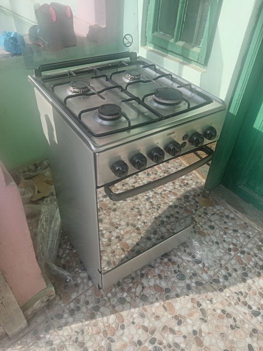 Vând aragaz Zanussi inox