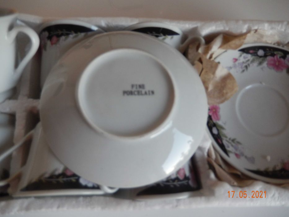 3 seturi de cafea fine porcelain si inca 2