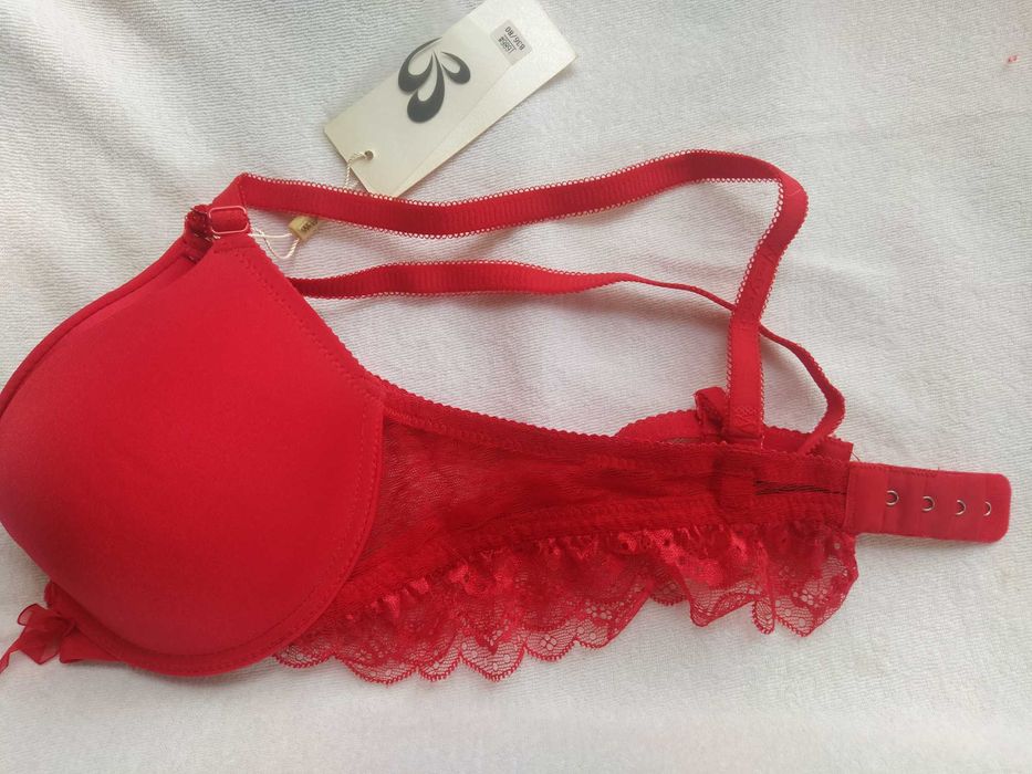 Нов червен сутиен с етикет.