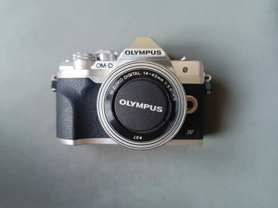 Vand (sau schimb cu MacBook) Aparat foto Mirrorless Olympus E-M10 Mark