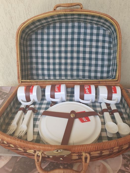 Кошница за пикник от естествен материал