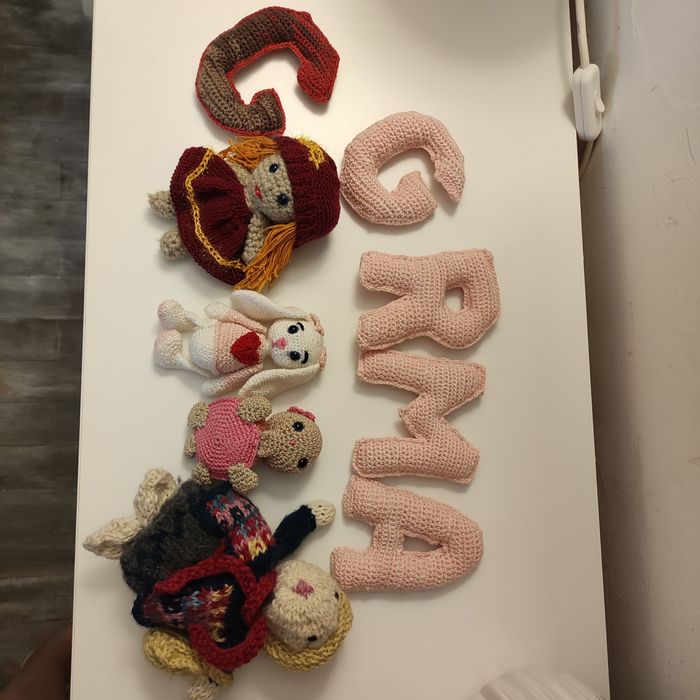 Lot figurine și litere crosetate