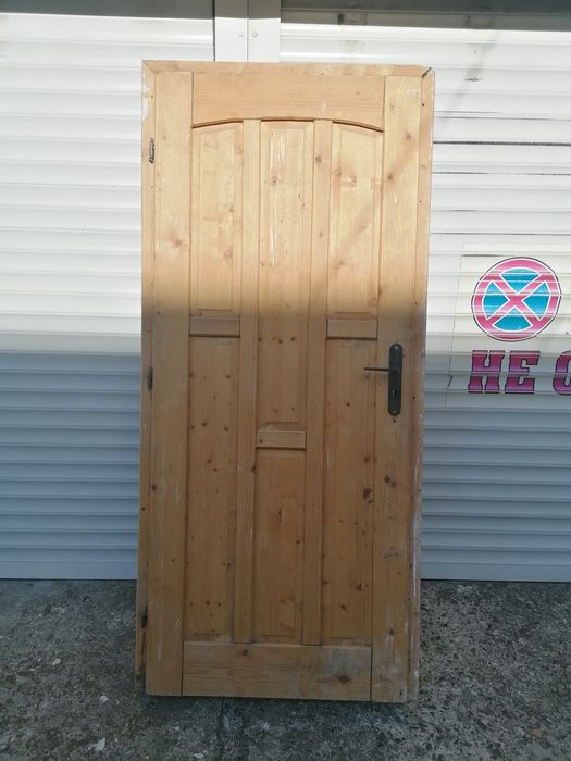 Интериорна дървена врата