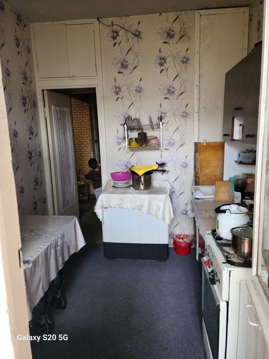 Kvartira sotiladi Navoi shahar 10 mkr Lamanosova 2** kv4 etaj 2 xonali