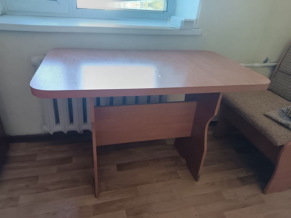 Продам стол и табуретки