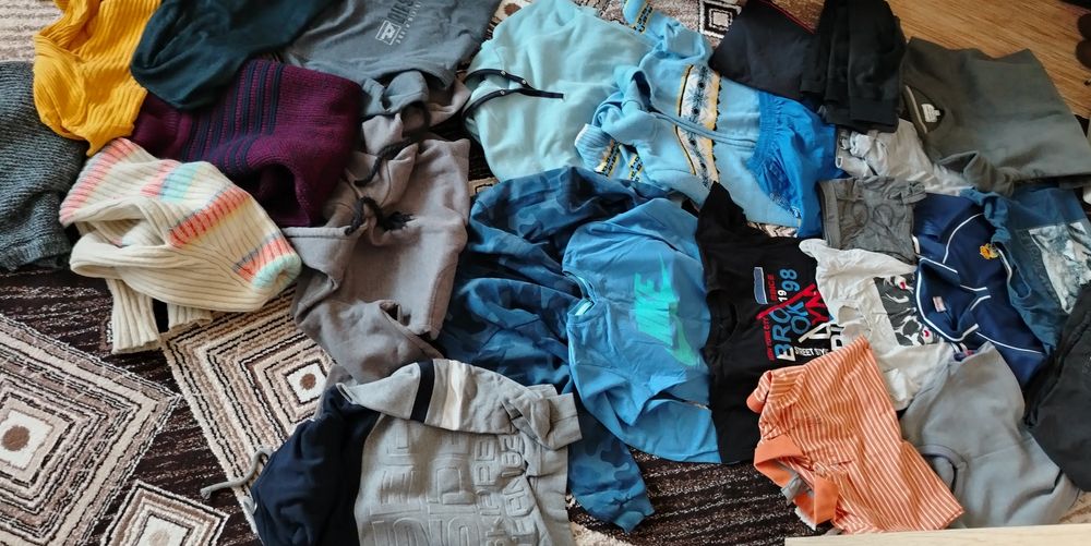 Отдам за 2500тенге, есть 2 мешка от 7до 11 лет.