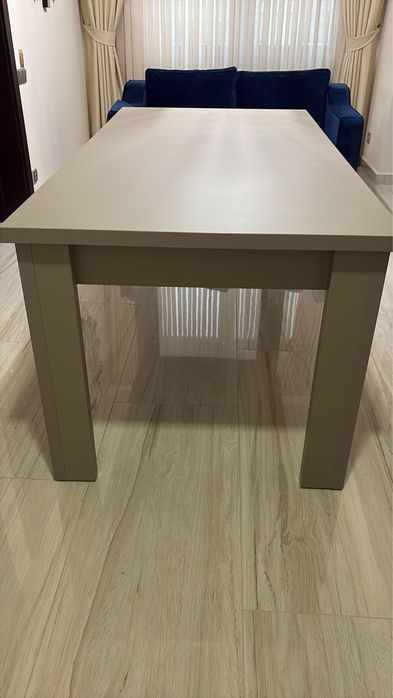 Masa culoarea nisipului