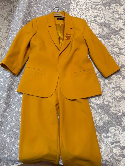 Продам стильный костюм