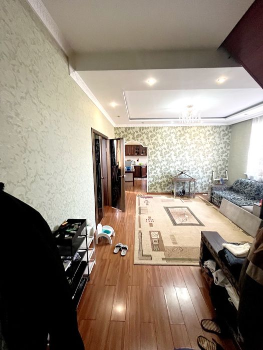 Частный дом с постройкоми.