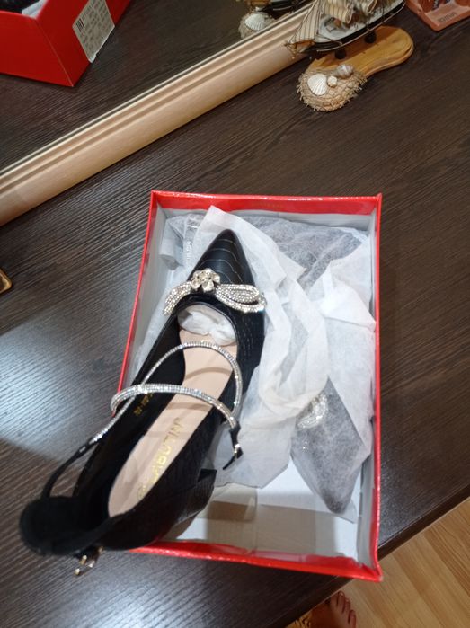 Ayollar oyoq kiyimi (tuflis)i ajoyib bejirim. Yangi kiyilmagan