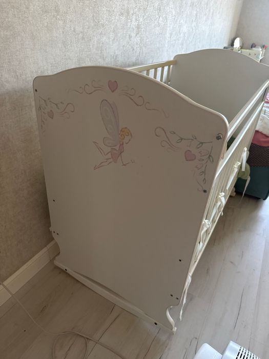 Кроватка детская с маятником