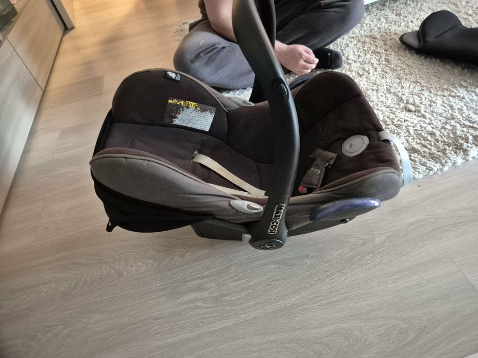 Vand toate lucrurile  de bebe