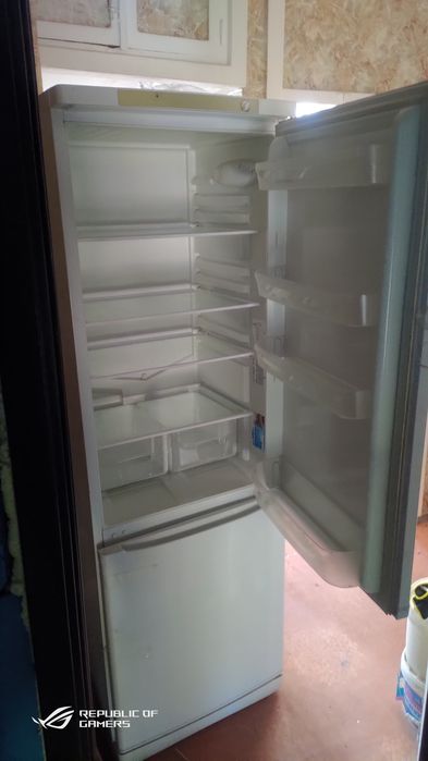 Продам холодильник Indesit на зап.части,разбор.